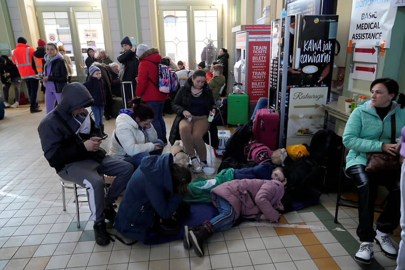 Беженцы на железнодорожном вокзале в Перемышле на юго-востоке Польши