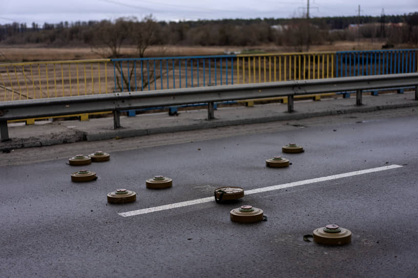 Противотанковые мины на мосту в городе Буча