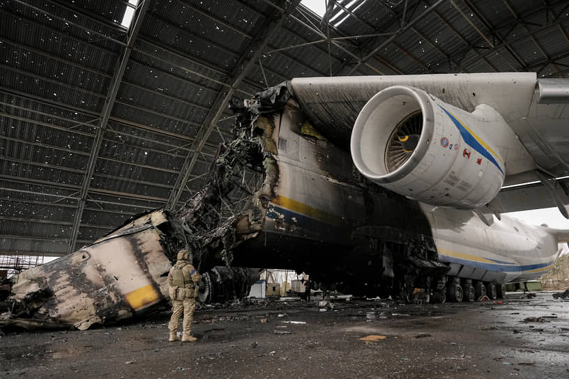 Разрушенный самолет Ан-225 «Мрия» в Гостомеле под Киевом