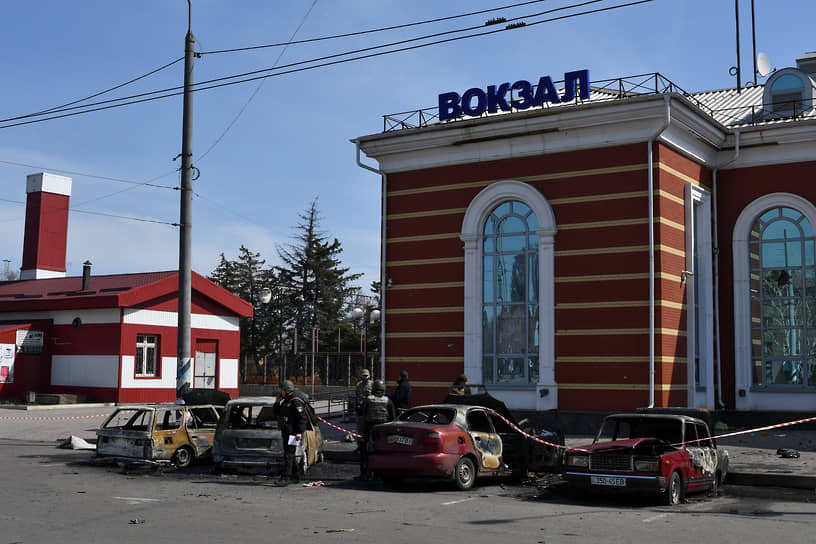 Поврежденные из-за обстрела автомобили и оцепленный железнодорожный вокзал в Краматорске