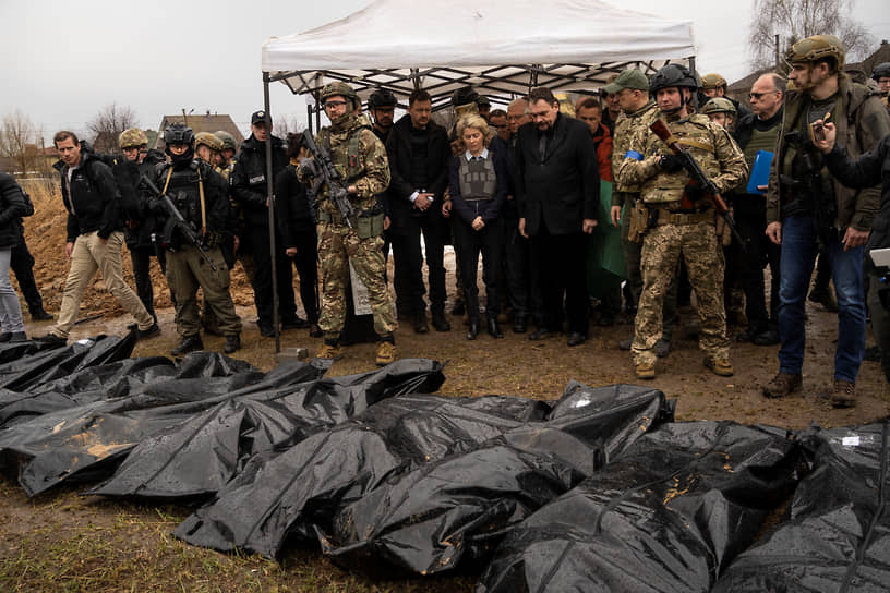 Председатель Еврокомиссии Урсула фон дер Ляйен и глава европейской дипломатии Жозеп Боррель (в центре) осматривают тела погибших в украинском городе Буча