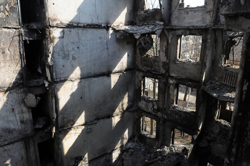 Пострадавший от обстрела жилой дом в Харькове