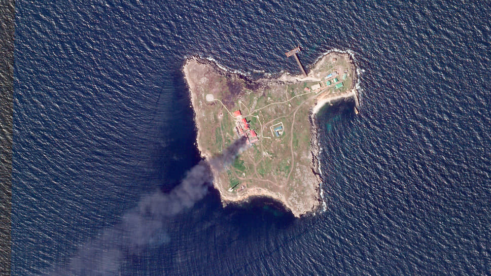 Столб дыма на острове Змеиный, снятый со спутника 