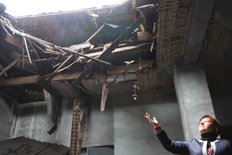 Крыша дома в Донецке после обстрела