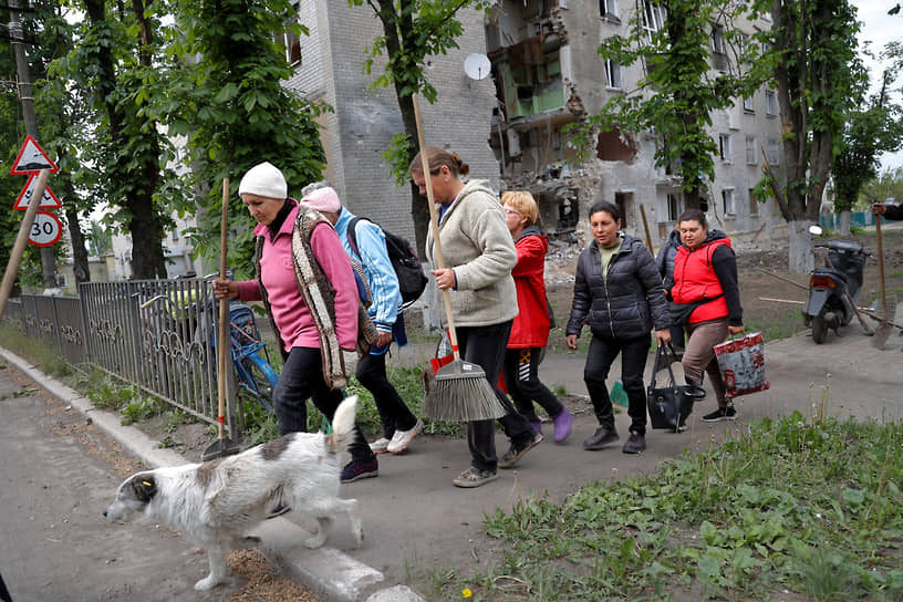 Жительницы ДНР идут на уборку улиц в Волновахе