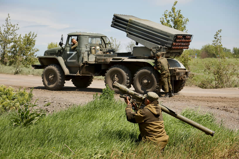 Военнослужащий готовится к стрельбе из ПЗРК на окраинах Пантелеймоновки в ДНР