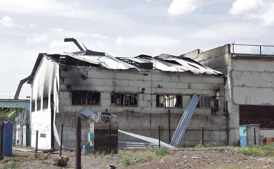 Разрушенный после обстрела барак в Оленовке Донецкой области