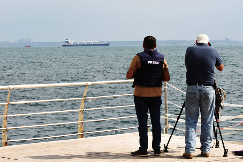 Журналисты наблюдают за выходом из порта Одессы первого судна с зерном