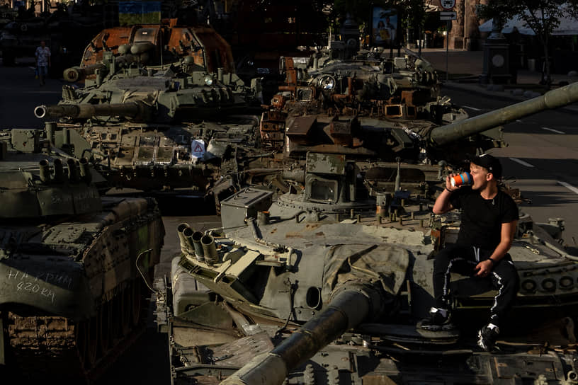 Уничтоженная российская военная техника в центре Киева