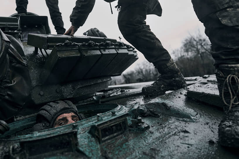 Украинский военнослужащий в танке