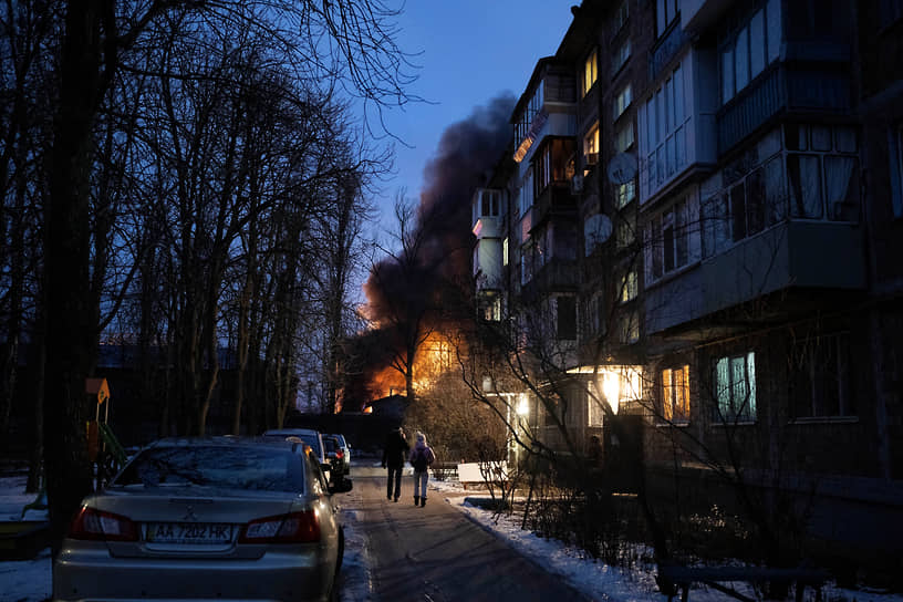 Пожар на объекте инфраструктуры после обстрела в Киеве