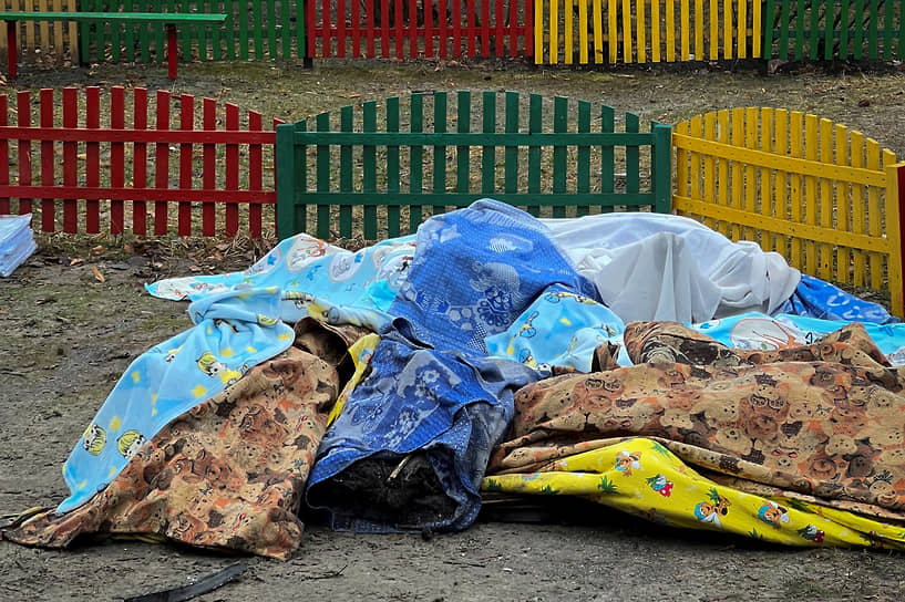 Тела жертв авиакатастрофы в Броварах, прикрытые одеялами