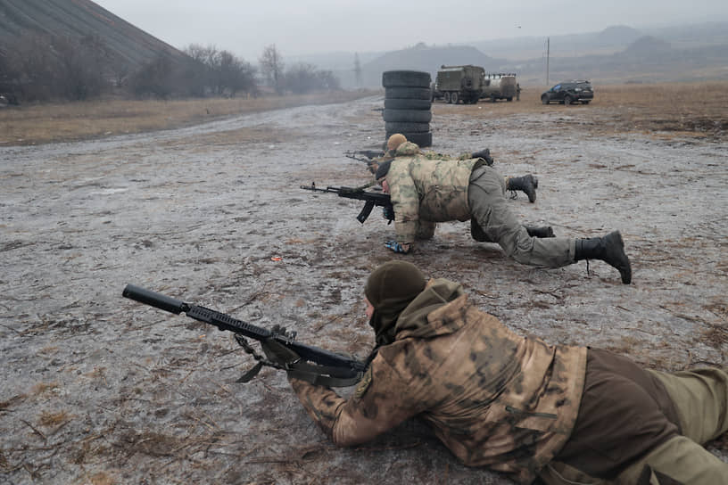 Тренировка российских солдат на военном полигоне в Донецкой области