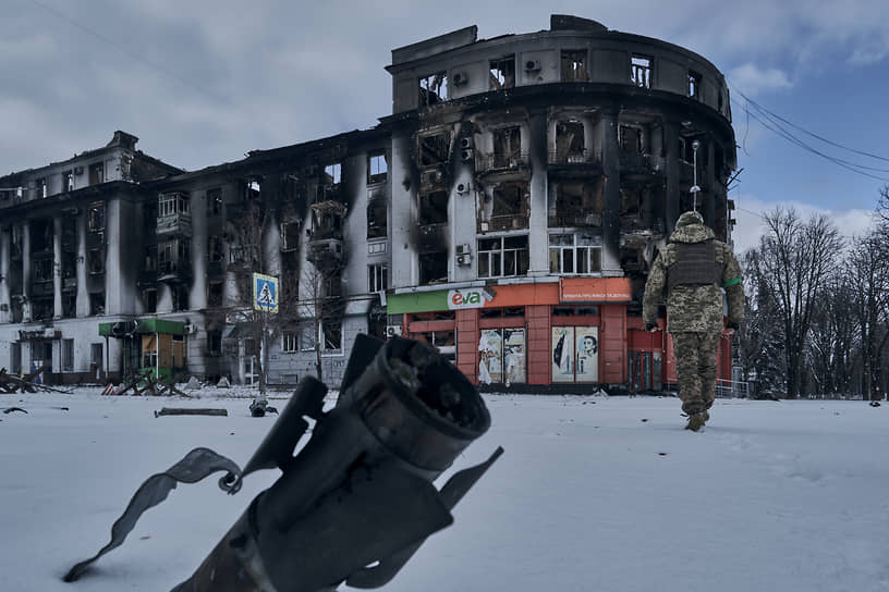 Украинский солдат идет по улице в Бахмуте (Артемовске)