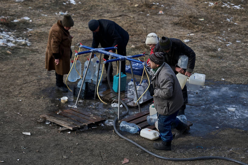Жители Бахмута (Артемовска) набирают воду