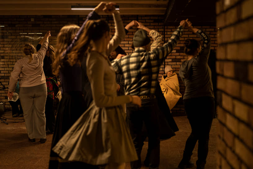 Люди танцуют на станции метро Киева 