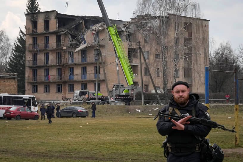 Сотрудник полиции на месте атаки беспилотника в городе Ржищев