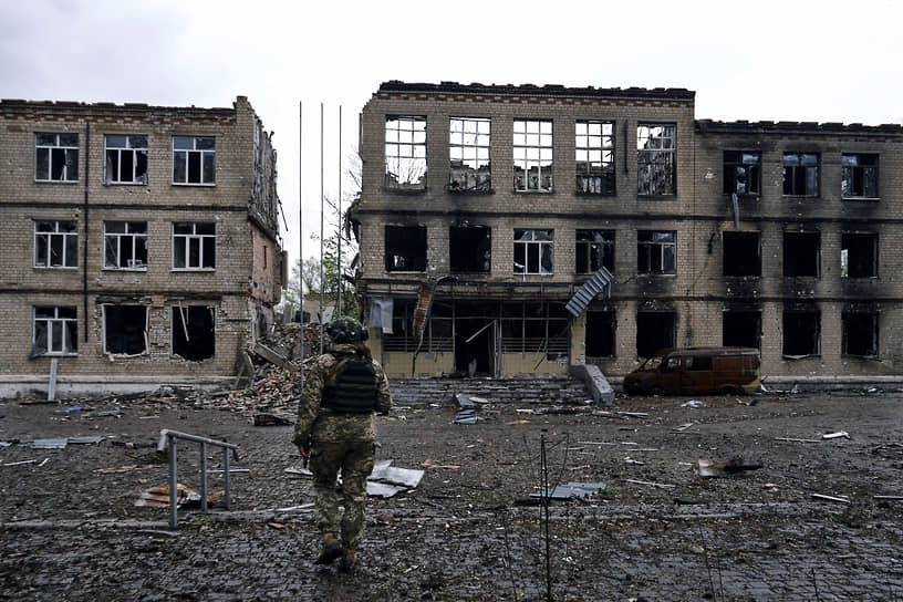 Украинский солдат на улице в Авдеевке 