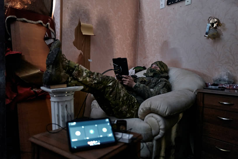 Украинский военный управляет дроном в Бахмуте (Артемовске)