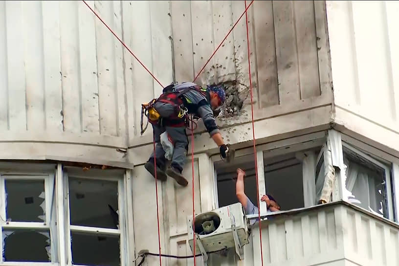 Следователи осматривают дом в Москве после атаки БПЛА