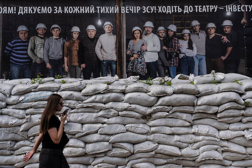 Защитные укрепления из мешков с песком в Киеве
