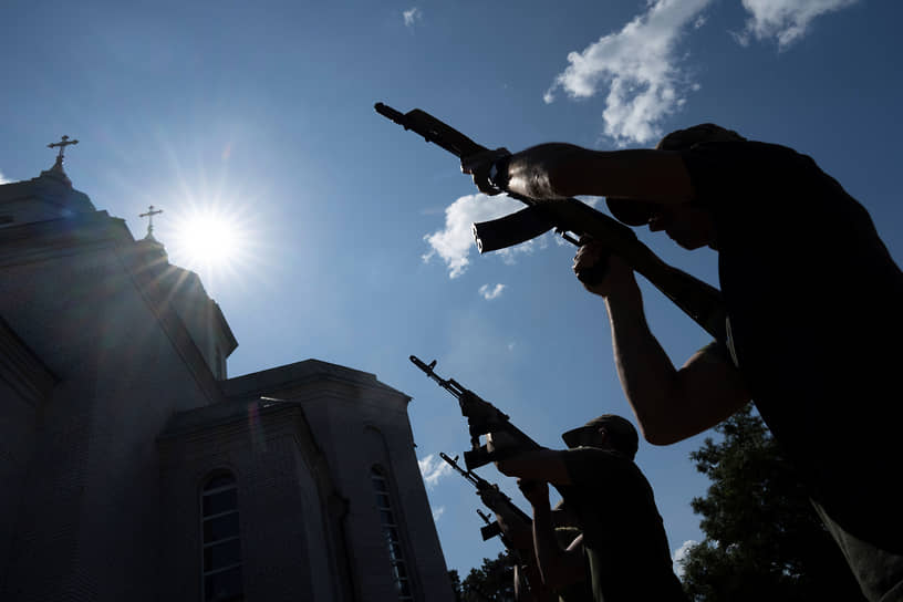 Украинские военнослужащие стреляют в воздух на церемонии прощания с погибшим в Бахмуте американским ветераном армии