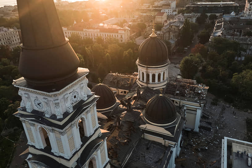 Пострадавший во время взрывов в Одессе Спасо-Преображенский кафедральный собор 