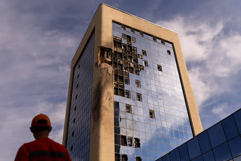Поврежденное правительственное здание в Киеве