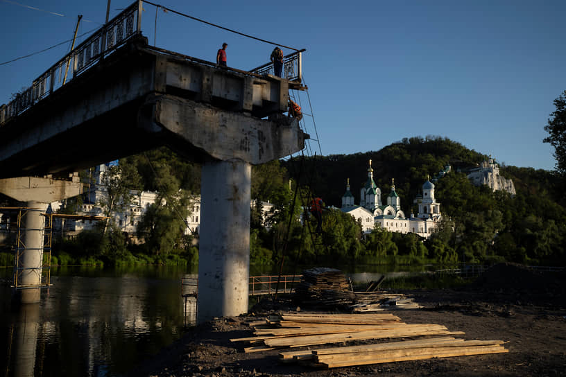 Строители восстанавливают разрушенный мост через Северский Донец в Святогорске