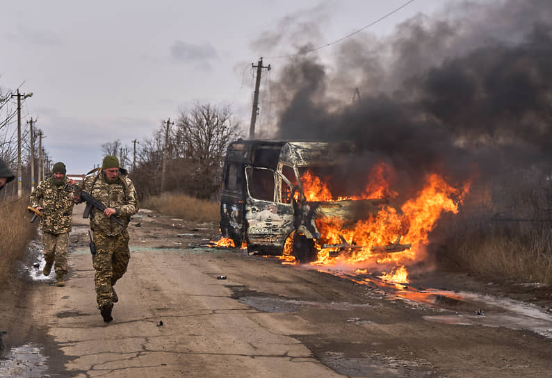 Солдаты около горящего автобуса в районе Артемовска