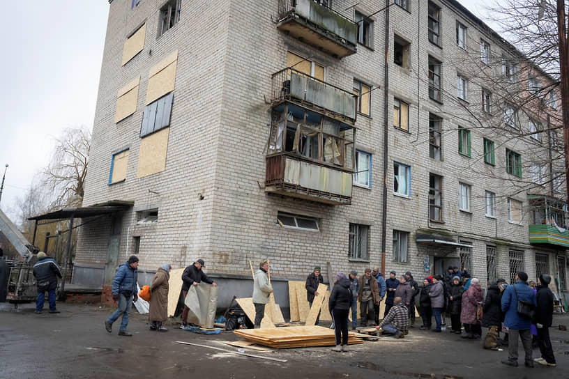 Местные жители заменяют разбитые окна фанерой в Славянске 