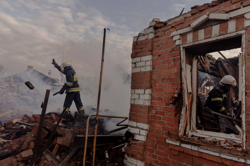 Пожарные разбирают завалы жилого дома под Харьковом 