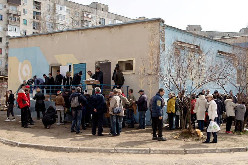 Раздача гуманитарной помощи в городе Рубежное под Луганском
