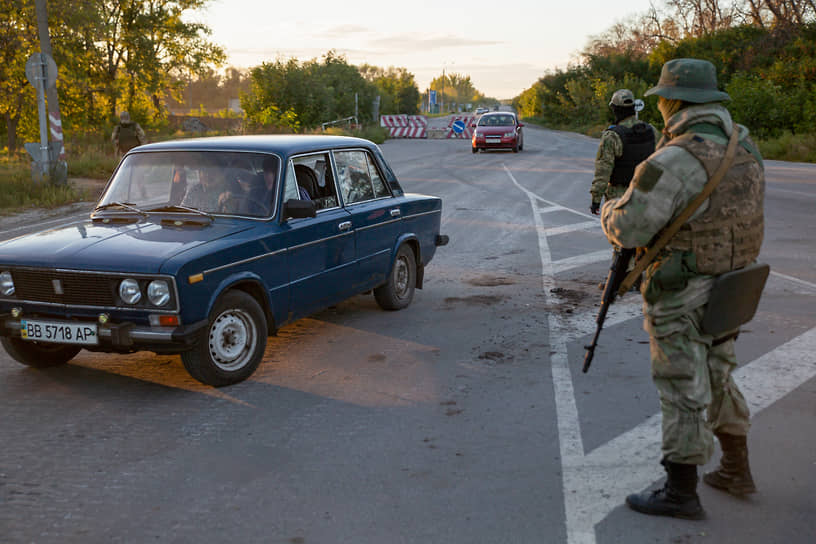 Жители Харьковской области, где активизировались военные действия, пересекают блокпост народной милиции ЛНР в Сватово