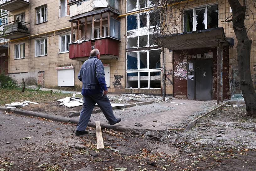 Житель Донецка возле пострадавшего дома