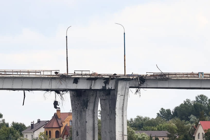 Разрушенный автомобильный мост через Днепр в Херсоне