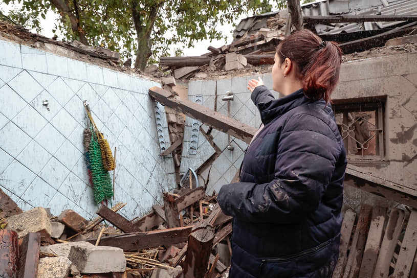 Жительница Донецка на развалинах жилого дома