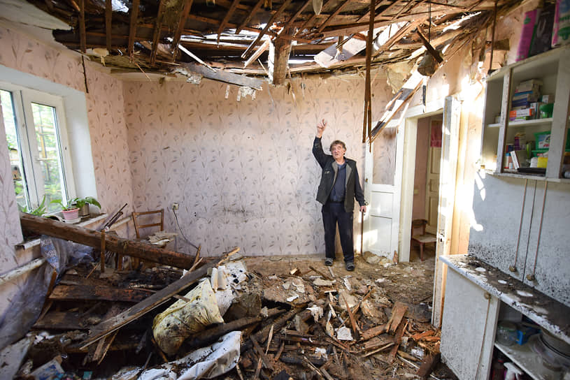 Поврежденный в результате обстрелов жилой дом в Кировском районе Донецка