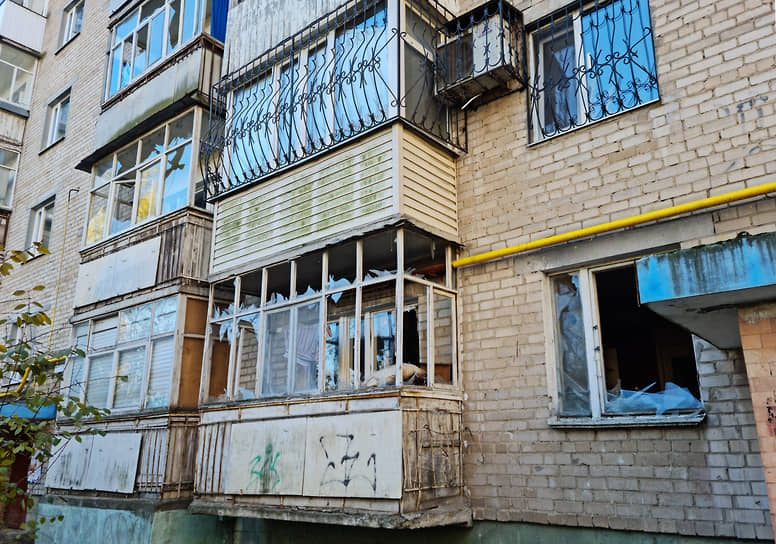 Выбитые в результате взрыва окна в жилом доме Мелитополя