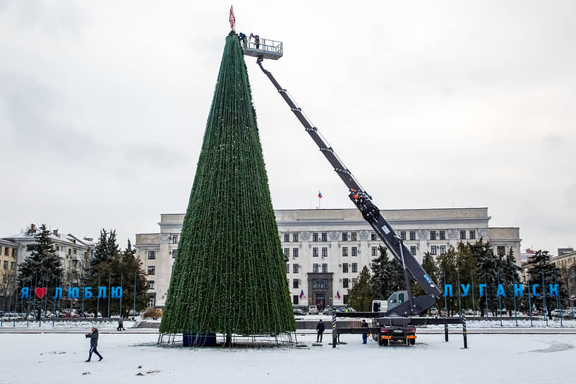Новогодняя ель на Театральной площади в Луганске