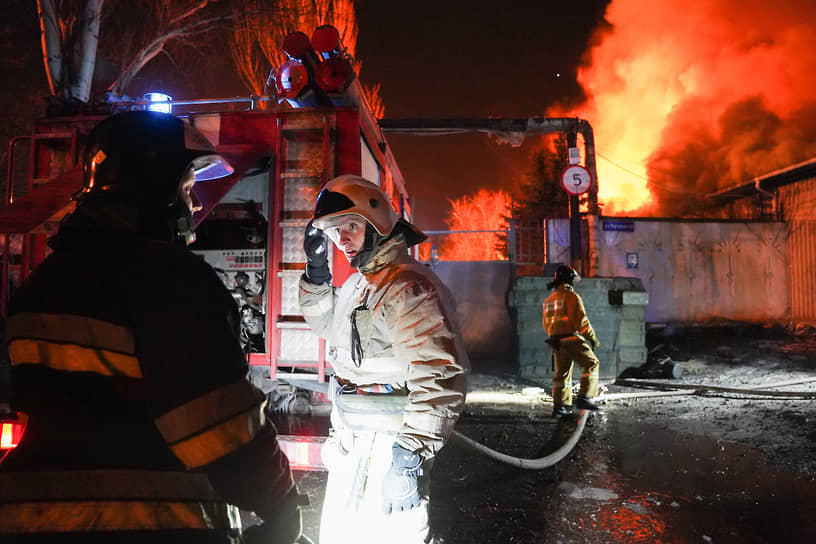 Пожарные тушат возгорание в промышленной зоне Ленинского района Донецка