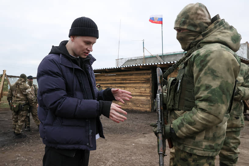 Певец Shaman (Ярослав Дронов) разговаривает с военнослужащими в Геническе Херсонской области