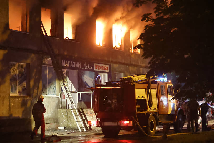 Пожар после обстрела в здании одного из магазинов в Ясиноватой