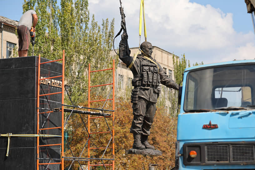 Рабочие устанавливают монумент защитникам Донбасса на площади имени Александра Захарченко в Донецке