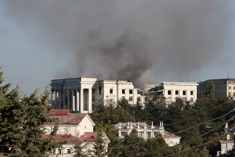 Дым над штабом Черноморского флота в Севастополе 