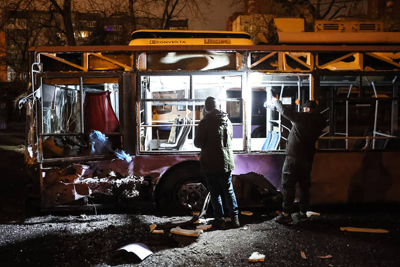Пострадавший от обстрела троллейбус в Донецке 