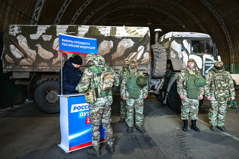 Российские военнослужащие на пункте сбора подписей в Луганске в поддержку выдвижения Владимира Путина на выборах президента РФ в 2024 году