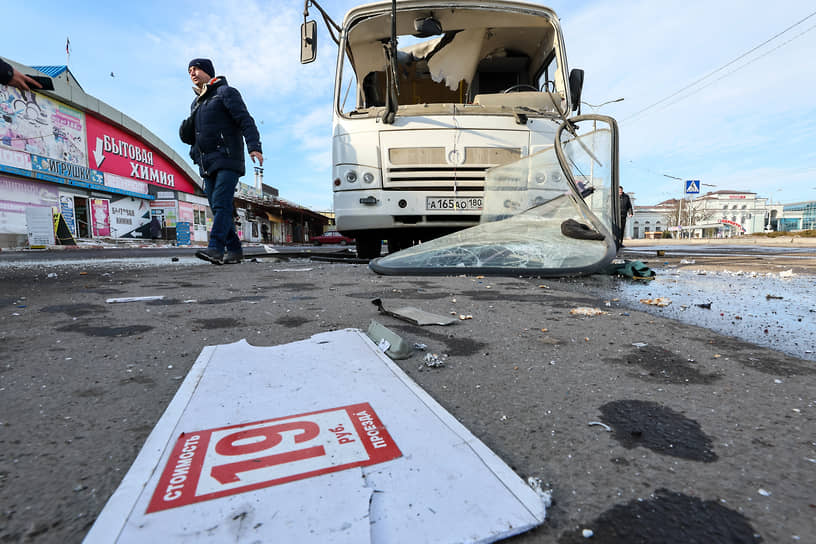 Поврежденный автобус в Донецке 