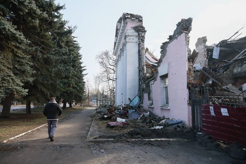 Разрушенное в результате ракетного удара здание в Кременной