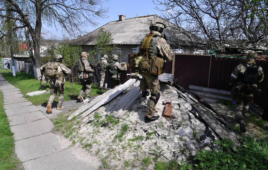 Бойцы МВД ЛНР проверяют частные дома в Купянске